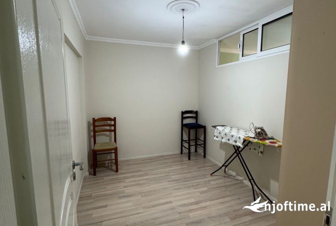 Shtepi ne shitje Apartament ne Tirane, 2+1, Mobilimi E mobiluar, Pagesa 98,000  Euro.