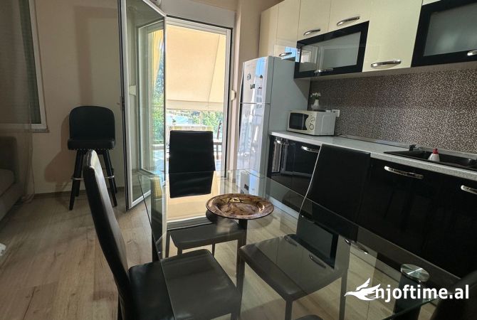 Shtepi me qera Apartament ne Tirane, 2+1, Mobilimi E mobiluar, Pagesa 650  Euro.