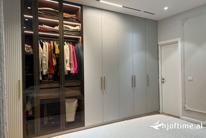 Shtepi ne shitje Apartament ne Tirane, 3+1, Mobilimi E mobiluar, Pagesa 259,000  Euro.