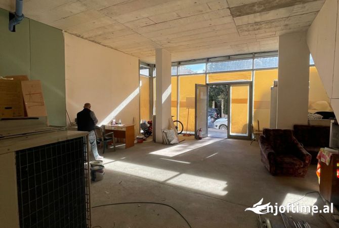 Ambiente Commerciale in Affitto 1+1 a Tirana - 3,600 Euro