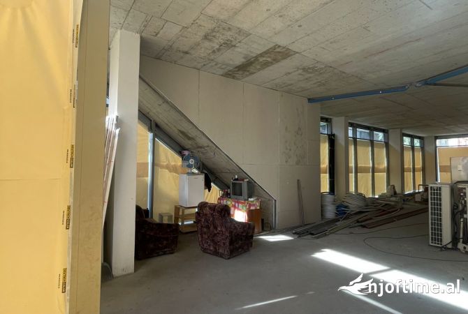 Ambiente Commerciale in Affitto 1+1 a Tirana - 3,600 Euro