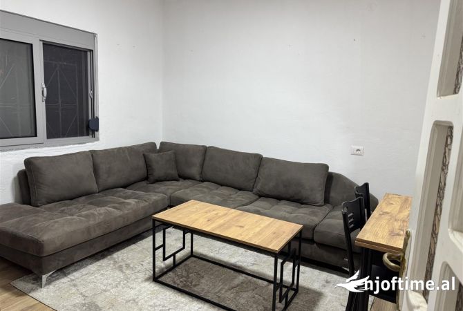 Shtepi me qera Shtepi Private ne Tirane, 1+1, Mobilimi E mobiluar, Pagesa 400  Euro.