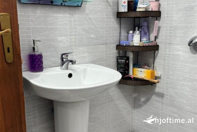 Shtepi ne shitje Apartament ne Tirane, 1+1, Mobilimi E mobiluar, Pagesa 85,000  Euro.