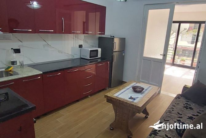 Ambient biznesi me qera 3+1 ne Tirane - 1,000 Euro