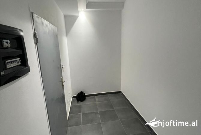 Ambient biznesi me qera 3+1 ne Tirane - 1,200 Euro