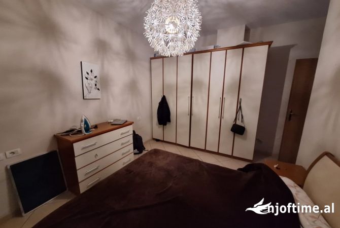 Shtepi ne shitje Apartament ne Tirane, 1+1, Mobilimi E mobiluar, Pagesa 93,000  Euro.