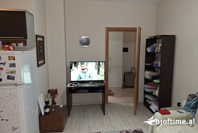 Shtepi ne shitje Apartament ne Tirane, 1+1, Mobilimi E mobiluar, Pagesa 93,000  Euro.