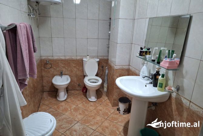Shtepi ne shitje Apartament ne Tirane, 1+1, Mobilimi E mobiluar, Pagesa 93,000  Euro.