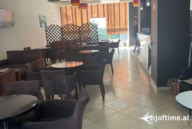 Ambient biznesi me qera 2+1 ne Tirane - 1,000 Euro