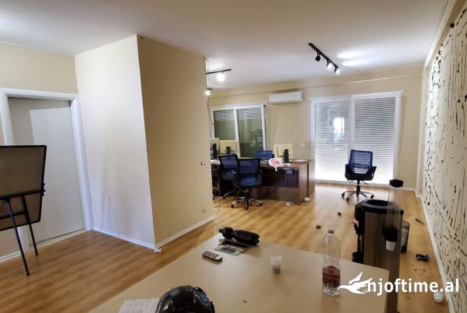 Ambient biznesi me qera 3+1 ne Tirane - 1,000 Euro