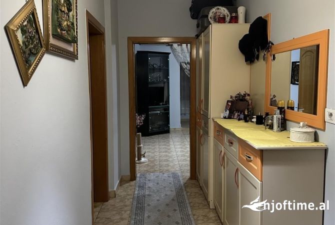 Shtepi ne shitje Apartament ne Tirane, 2+1, Mobilimi E mobiluar, Pagesa 143,000  Euro.
