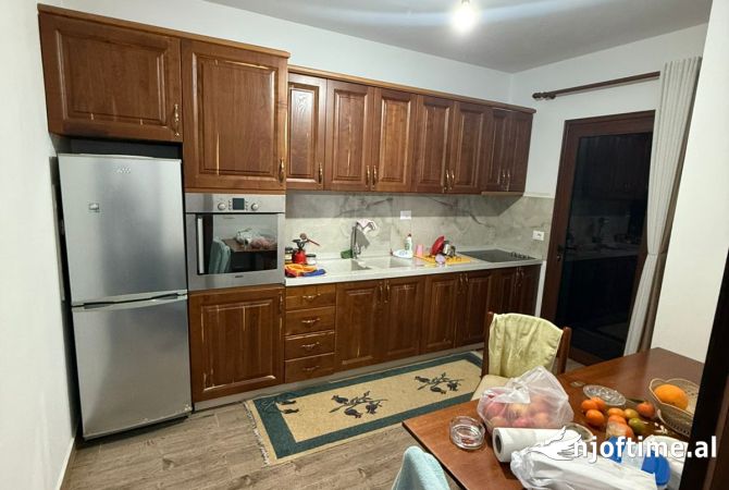 Shtepi ne shitje Shtepi Private ne Tirane, 3+1, Mobilimi E mobiluar, Pagesa 180,000  Euro.