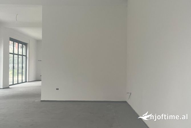 Ambient biznesi me qera 2+1 ne Tirane - 2,500 Euro