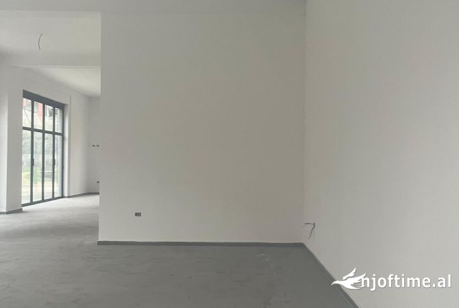 Ambient biznesi me qera 2+1 ne Tirane - 2,500 Euro