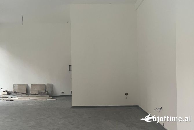 Ambient biznesi me qera 2+1 ne Tirane - 2,500 Euro