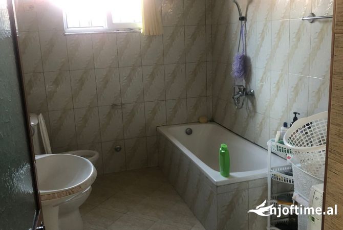 Shtepi ne shitje Shtepi Private ne Tirane, 5+1, Mobilimi E mobiluar, Pagesa 220,000  Euro.