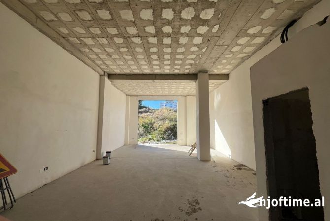 Ambient biznesi me qera 2+1 ne Tirane - 1,600 Euro