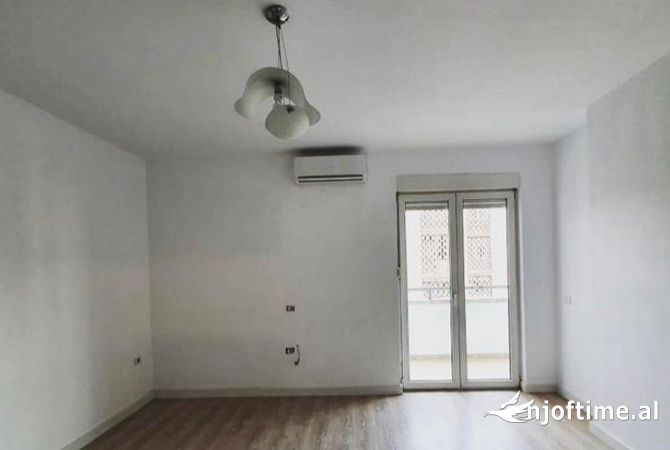 Shtepi me qera Apartament ne Tirane, 1+1, Mobilimi Bosh, pa mobiluar, Pagesa 550  Euro.