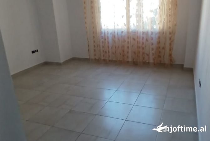 Shtepi ne shitje Apartament ne Tirane, 2+1, Mobilimi E mobiluar, Pagesa 125,000  Euro.