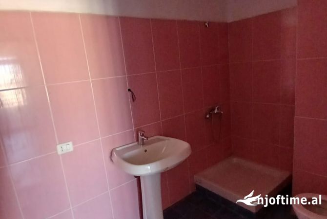 Shtepi ne shitje Apartament ne Tirane, 1+1, Mobilimi E mobiluar, Pagesa 78,000  Euro.