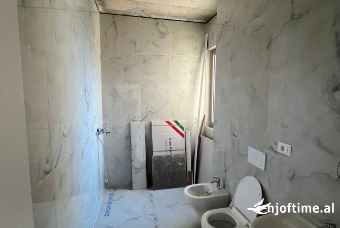 Shtepi ne shitje Apartament ne Tirane, 2+1, Mobilimi Bosh, pa mobiluar, Pagesa 453,600  Euro.