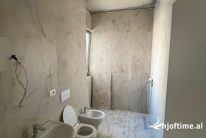 Shtepi ne shitje Apartament ne Tirane, 1+1, Mobilimi E mobiluar, Pagesa 215,600  Euro.
