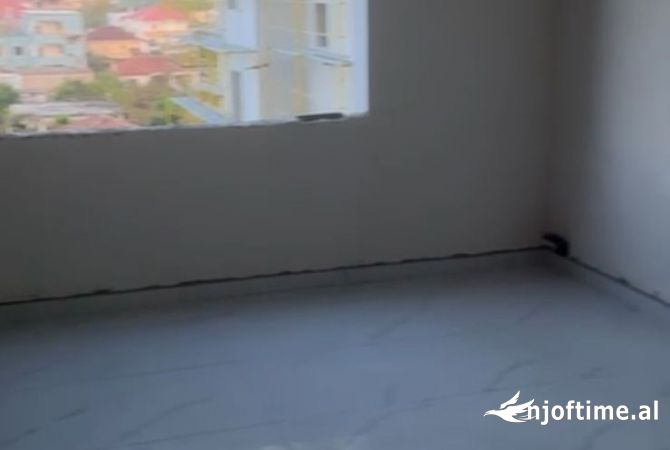 Shtepi ne shitje Apartament ne Tirane, 2+1, Mobilimi Bosh, pa mobiluar, Pagesa 90,000  Euro.