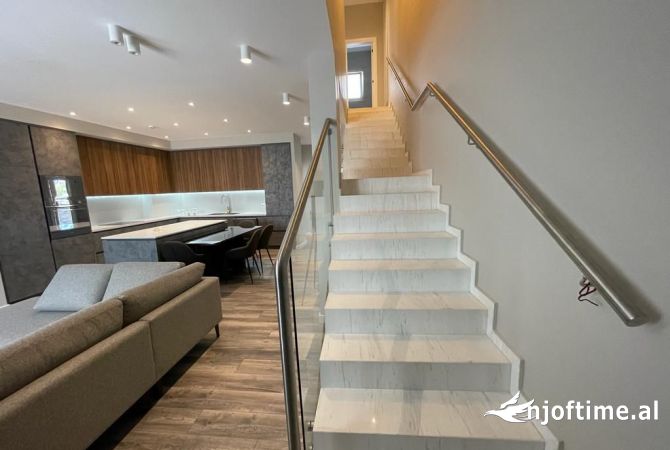 Shtepi me qera Vila Luksoze ne Tirane, 3+1, Mobilimi E mobiluar, Pagesa 3,000  Euro.