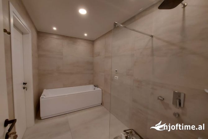 Shtepi me qera Vila Luksoze ne Tirane, 3+1, Mobilimi E mobiluar, Pagesa 3,000  Euro.