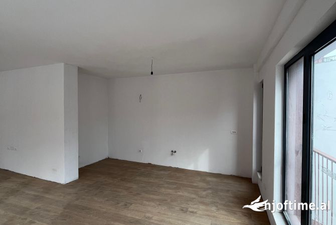 Shtepi ne shitje Apartament ne Tirane, 3+1, Mobilimi Bosh, pa mobiluar, Pagesa 306,000  Euro.