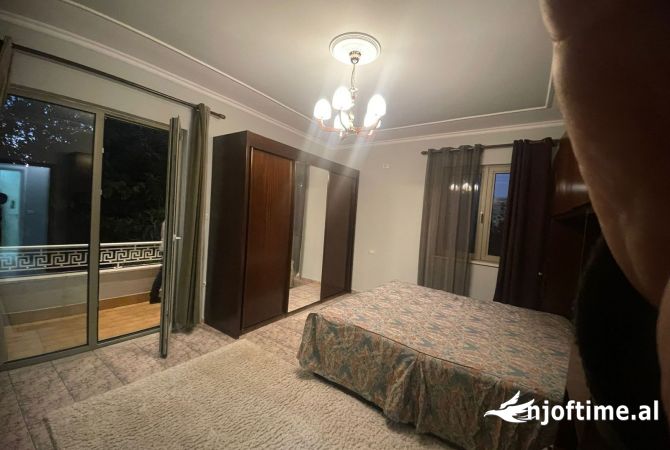 Shtepi me qera Apartament ne Tirane, 3+1, Mobilimi E mobiluar, Pagesa 1,000  Euro.