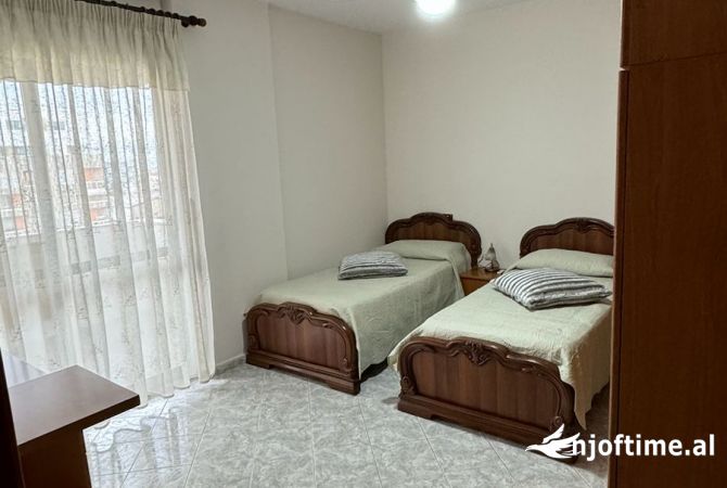 Shtepi ne shitje Apartament ne Tirane, 3+1, Mobilimi E mobiluar, Pagesa 216,600  Euro.