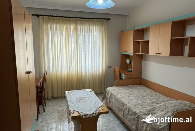 Shtepi ne shitje Apartament ne Tirane, 3+1, Mobilimi E mobiluar, Pagesa 216,600  Euro.