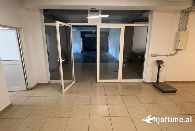Ambient biznesi me qera 4+1 ne Tirane - 1,000 Euro