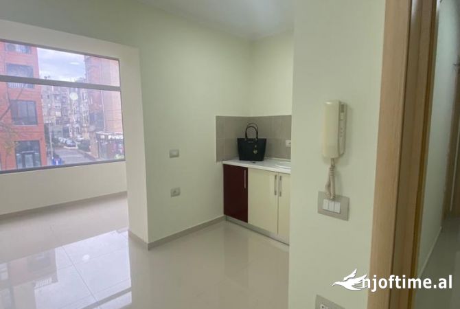 Jepet me qera ambient per zyra Te Pazari i Ri