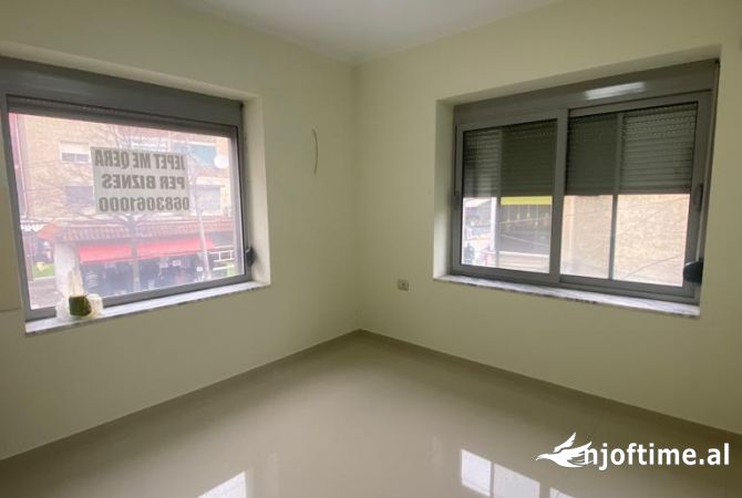 Jepet me qera ambient per zyra Te Pazari i Ri