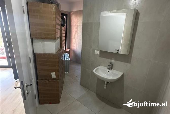 Shtepi me qera Apartament ne Tirane, 3+1, Mobilimi Bosh, pa mobiluar, Pagesa 750  Euro.