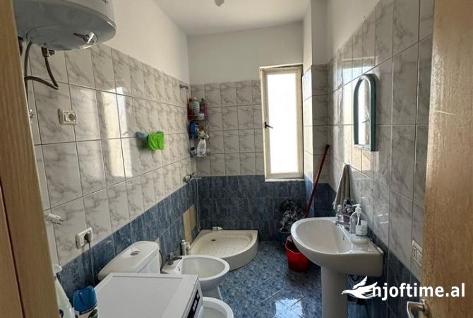 Shtepi me qera Apartament ne Tirane, 2+1, Mobilimi E mobiluar, Pagesa 40,000  Leke.