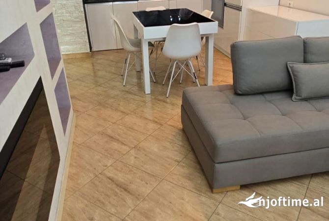 Shitet apartament 1+1 Te Rruga e Kavajes