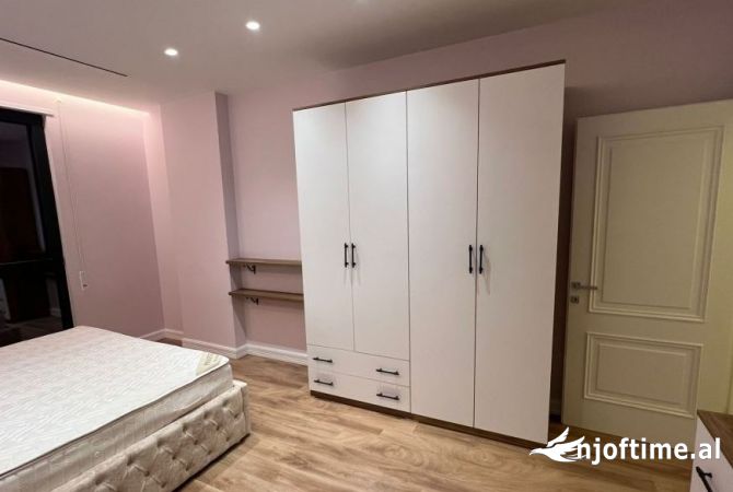 Shtepi me qera Apartament ne Tirane, 3+1, Mobilimi E mobiluar, Pagesa 1,000  Euro.