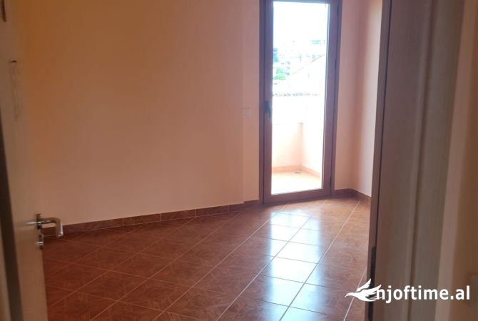 Shtepi me qera Shtepi Private ne Tirane, 3+1, Mobilimi E mobiluar, Pagesa 35,000  Leke.