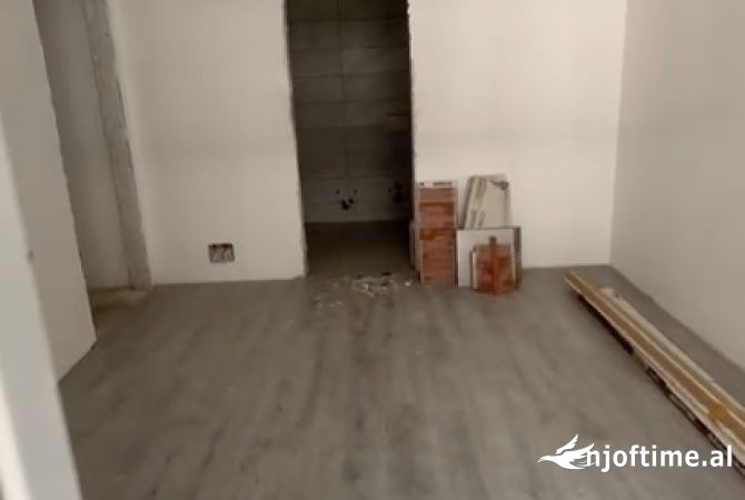 Shtepi ne shitje Apartament ne Tirane, 3+1, Mobilimi Bosh, pa mobiluar, Pagesa 124,735  Euro.