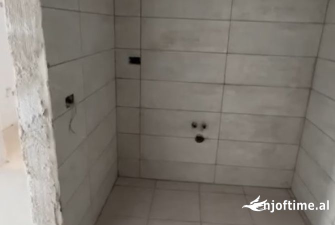 Shtepi ne shitje Apartament ne Tirane, 3+1, Mobilimi Bosh, pa mobiluar, Pagesa 124,735  Euro.