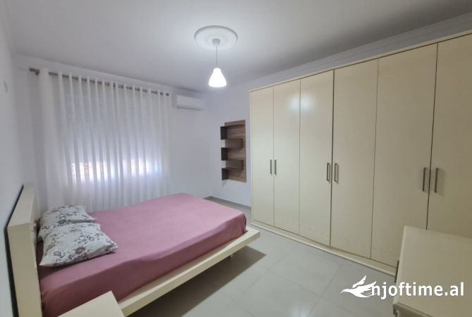 Shtepi me qera Apartament ne Tirane, 2+1, Mobilimi E mobiluar, Pagesa 700  Euro.