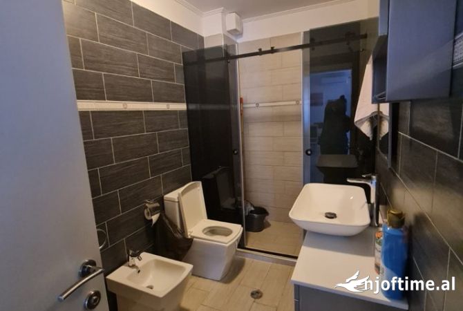 Shtepi me qera Apartament ne Tirane, 2+1, Mobilimi E mobiluar, Pagesa 700  Euro.
