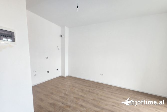 Shtepi ne shitje Apartament ne Tirane, 1+1, Mobilimi Bosh, pa mobiluar, Pagesa 89,900  Euro.