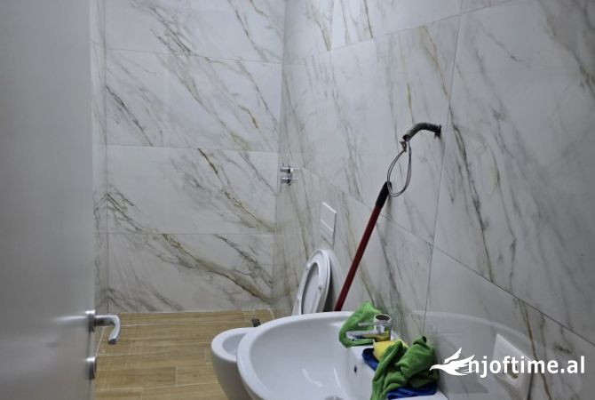 Shtepi me qera Apartament ne Tirane, 2+1, Mobilimi E mobiluar, Pagesa 75,000  Leke.