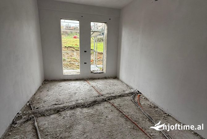 Shtepi ne shitje Apartament ne Tirane, 2+1, Mobilimi Bosh, pa mobiluar, Pagesa 123,000  Euro.