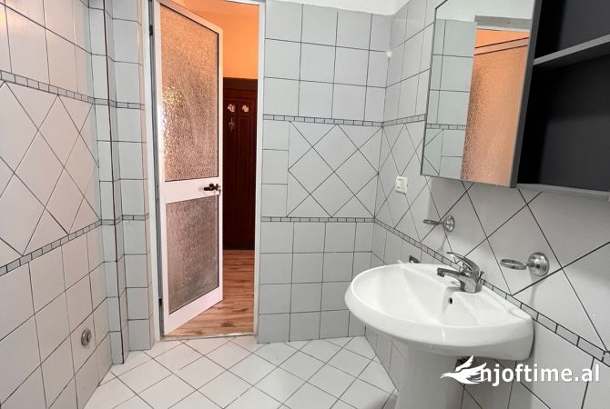 Shtepi ne shitje Apartament ne Durres, 1+1, Mobilimi Bosh, pa mobiluar, Pagesa 75,000  Euro.
