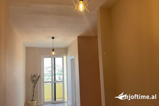 Shtepi ne shitje Apartament ne Durres, 1+1, Mobilimi Bosh, pa mobiluar, Pagesa 75,000  Euro.